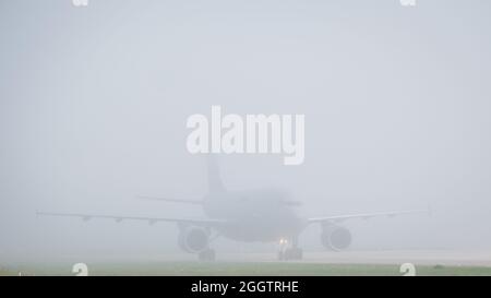 Hannover, Germania. 03 Settembre 2021. Un Airbus A310 10 23 taxi attraverso la fitta nebbia sopra l'aeroporto di Hannover. L'Airbus è stato utilizzato per l'ultima volta per l'evacuazione delle persone dall'Afghanistan e doveva essere smantellato. Il Parco Seregenti ha acquistato l'aereo e vuole trasformarlo in un ristorante, che sarà aperto nell'estate del 2022. Credit: OLE Spata/dpa/Alamy Live News Foto Stock