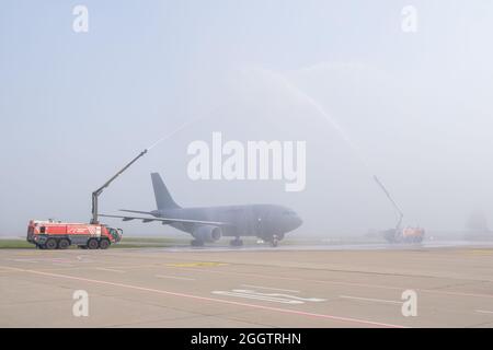 Hannover, Germania. 03 Settembre 2021. Un Airbus A310 10 23 è accolto dai vigili del fuoco dell'aeroporto di Hannover con una mostra d'acqua. L'Airbus è stato utilizzato per l'ultima volta per l'evacuazione delle persone dall'Afghanistan e doveva essere smantellato. Il Parco Seregenti ha acquistato l'aereo e vuole trasformarlo in un ristorante, che sarà aperto nell'estate del 2022. Credit: OLE Spata/dpa/Alamy Live News Foto Stock