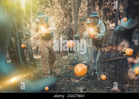 Squadre che giocano a paintball all'aperto Foto Stock