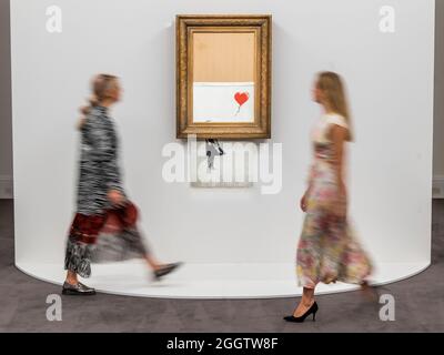 IMBARAZZATO fino alle 12:03 del 2021 settembre - Londra, Regno Unito. 3 settembre 2021. L'amore di Banksy è nel bidone, un dipinto sminuzzato dall'artista nella sala d'asta di Sotheby nel 2018. Sarà offerto all'asta serale dell'arte contemporanea il 14 ottobre con una stima di 4-6 milioni di sterline. Ha venduto nel 2018 per 1 milione di sterline. In mostra alle nuove gallerie di Bond Street di Sotheby, Londra. La vendita si svolge il 14 ottobre. Credit: Guy Bell/Alamy Live News Foto Stock