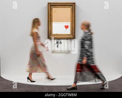 IMBARAZZATO fino alle 12:03 del 2021 settembre - Londra, Regno Unito. 3 settembre 2021. L'amore di Banksy è nel bidone, un dipinto sminuzzato dall'artista nella sala d'asta di Sotheby nel 2018. Sarà offerto all'asta serale dell'arte contemporanea il 14 ottobre con una stima di 4-6 milioni di sterline. Ha venduto nel 2018 per 1 milione di sterline. In mostra alle nuove gallerie di Bond Street di Sotheby, Londra. La vendita si svolge il 14 ottobre. Credit: Guy Bell/Alamy Live News Foto Stock