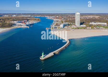Vista aerea sul molo, la spiaggia, il Maritim Hotel e il fiume Trave presso la località balneare di Travemünde, Hanseatic City di Lübeck, Schleswig-Holstein, Germania Foto Stock