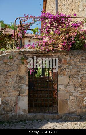 Muro di pietra e cancello di ferro battuto, Santillana del Mar, Cantabria, Spagna, Europa Foto Stock