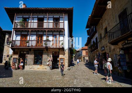 Famoso villaggio di Santillana del Mar, Cantabria, Spagna, Europa Foto Stock