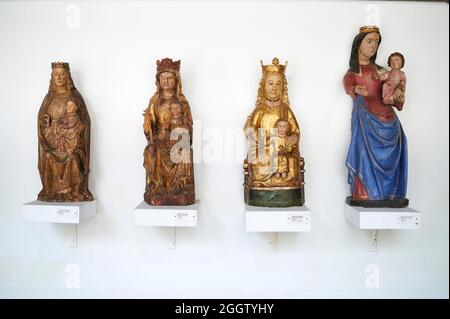 Vergini con bambino scolpito in legno policromo, primo museo diocesano costruito in Spagna, Museo Diocesano Regina Coeli, Santillana del Mar, Cantabria, Spagna Foto Stock