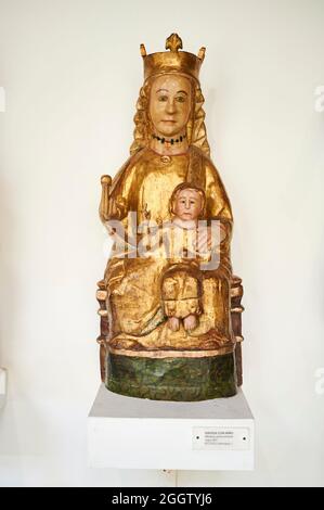 Vergine con bambino scolpita in legno policromo, primo museo diocesano costruito in Spagna, Museo Diocesano Regina Coeli, Santillana del Mar, Cantabria, Spagna Foto Stock