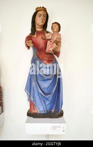 Vergine con bambino scolpita in legno policromo, primo museo diocesano costruito in Spagna, Museo Diocesano Regina Coeli, Santillana del Mar, Cantabria, Spagna Foto Stock