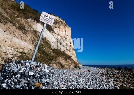 Segnale di avvertimento di possibili valanghe rocciose sulla costa del gesso, Capo Arkona, Ruegen, Germania, Meclemburgo-Pomerania occidentale, Ruegen Foto Stock