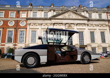 Una supercar Aston Martin Bulldog viene svelata all'Hampton Court, nel sud-ovest di Londra, dopo il suo restauro dopo che è stata dormiente per 35 anni. Data foto: Venerdì 3 settembre 2021. Foto Stock