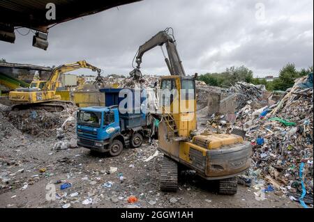 Escavatori cingolati Volvo e Komatsu che lavorano presso un impianto di riciclaggio dei materiali nel Regno Unito. Foto Stock