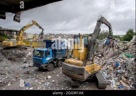 Escavatori cingolati Volvo e Komatsu che lavorano presso un impianto di riciclaggio dei materiali nel Regno Unito. Foto Stock