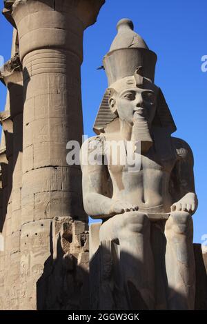 Seduta grande statua egizia nel Tempio di Karnak Luxor Egitto Foto Stock