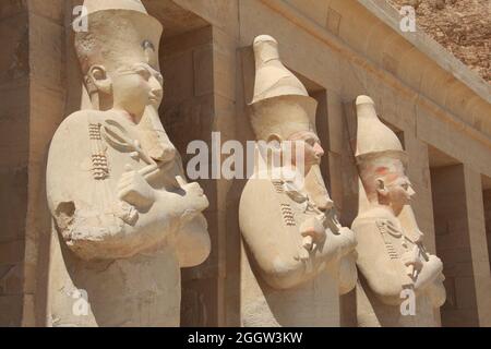 Statue antiche al tempio di Hatschepsut. Luxor, Egitto Foto Stock