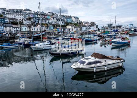 Una vista sul porto e le case a Brixham, Devon Foto Stock