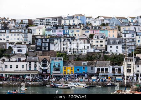 Una vista sul porto e le case a Brixham, Devon Foto Stock