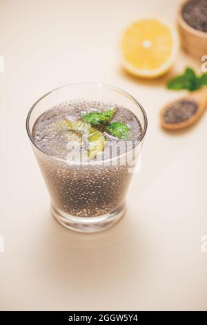 Messa a fuoco selettiva di chia semi bere con acqua in vetro trasparente con melissa. Foto Stock