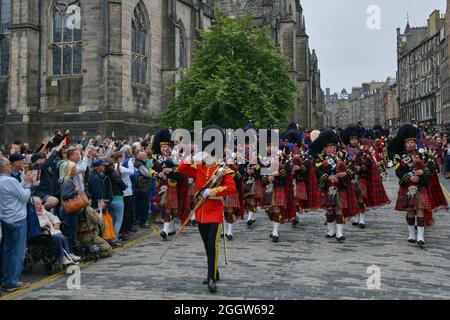 Edimburgo Scozia, Regno Unito Settembre 03 2021. Le Royal Scots Dragoon Guards marciano lungo il Royal Mile per festeggiare il loro 50° anniversario. Credit sst/alamy live news Foto Stock