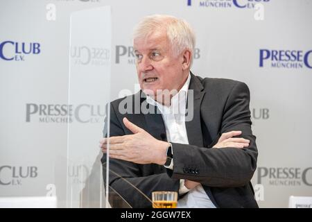 Der deutsche Innenminister Horst Seehofer (CSU) stellt sich am 3.9.2021 in München den Fragen der journalist*innen. * il ministro tedesco dell'interiour Horst Lorenz Seehofer (CSU) risponde alle domande del giornalista il 3 settembre 2021 a Monaco di Baviera, Germania. (Foto di Alexander Pohl/Sipa USA) Foto Stock
