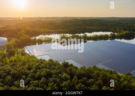 Piattaforma a celle solari sul lago vista aerea di pannelli solari galleggianti Foto Stock