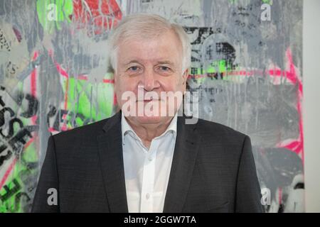 Der deutsche Innenminister Horst Seehofer ( CSU ) stellt sich am 3.9.2021 in München zum Ritratto. * Ritratto del ministro tedesco dell'interiour Horst Lorenz Seehofer (CSU) il 3 settembre 2021 a Monaco di Baviera, Germania. (Foto di Alexander Pohl/Sipa USA) Credit: Sipa USA/Alamy Live News Foto Stock