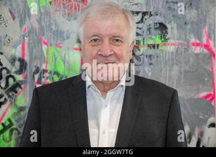 Der deutsche Innenminister Horst Seehofer ( CSU ) stellt sich am 3.9.2021 in München zum Ritratto. * Ritratto del ministro tedesco dell'interiour Horst Lorenz Seehofer (CSU) il 3 settembre 2021 a Monaco di Baviera, Germania. (Foto di Alexander Pohl/Sipa USA) Credit: Sipa USA/Alamy Live News Foto Stock