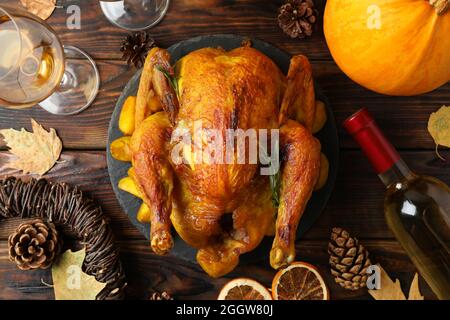 Giorno del Ringraziamento tacchino arrosto su tavola di legno Foto Stock