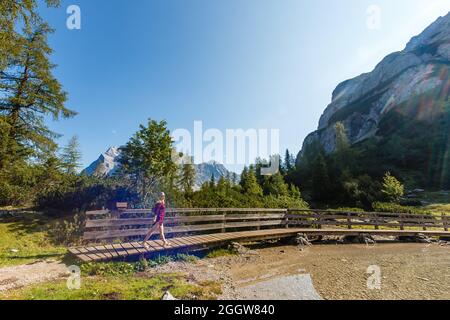 Idilliaco paesaggio estivo con chiaro lago di montagna nelle Alpi Foto Stock