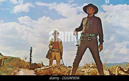 UNA VOLTA NEL WEST 1968 Paramount Pictures film con Henry fonda a destra e Charles Bronson Foto Stock