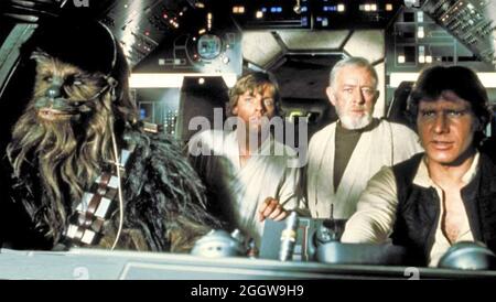 STAR WARS 1977 20th Century Fox film con da sinistra: Peter Mayhew come Chewbacca, Mark Hamill come Luke Skywalker, Alec Guiness come OBI-WAN Kenobi, Harrison Ford come Han solo Foto Stock