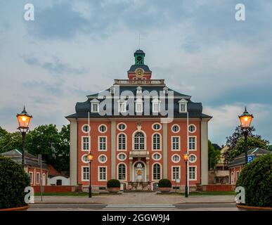 Bella vista all'alba del tribunale del distretto di Bruchsal, un tribunale di giurisdizione ordinaria. Dal 1876 la corte è stata ospitata nell''edificio degli uffici... Foto Stock