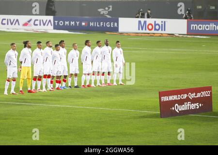 Lima, Perù. 2 settembre 2021. Formalità prima della Coppa del mondo di calcio 2022 Qualifier tra Perù e Uruguay al Estádio Nacional del Perù a Lima, Perù. La partita si è conclusa nel 1-1 con il punteggio Tapia per i padroni di casa al 24° minuto e de Arrascaeta al 29° posto per l'Uruguay. Credit: SPP Sport Press Photo. /Alamy Live News Foto Stock