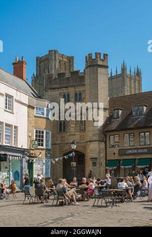 Wells Somerset, vista in estate di persone seduti ai tavoli da caffè nella storica piazza del mercato nel centro di Wells, Somerset, Inghilterra, Regno Unito. Foto Stock