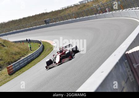 Zandvoort, Niederlande. 03 Settembre 2021. 03.09.2021, Circuit Park Zandvoort, Zandvoort, FORMULA 1 HEINEKEN GRAN PREMIO D'OLANDA 2021, nella foto Carlos Sainz Jr. (ESP #55), la Scuderia Ferrari Mission Winnow guida attraverso la nuova curva banked a Zandvoort. Credit: dpa/Alamy Live News Foto Stock