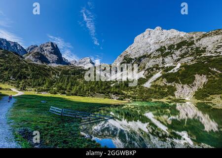Idilliaco paesaggio estivo con chiaro lago di montagna nelle Alpi Foto Stock