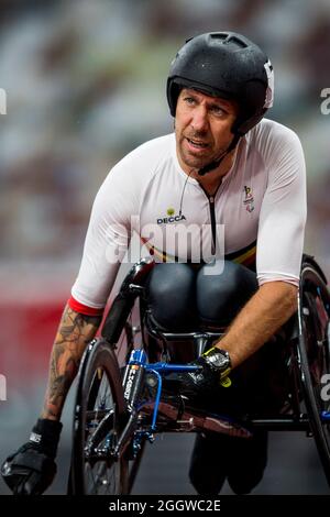 L'atleta paralimpiano Roger Habsch viene raffigurato dopo la finale dell'evento di atletica T51 da 100 m maschile, il giorno dieci dei Giochi Paralimpici di Tokyo 2020, Frid Foto Stock