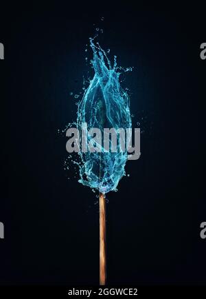 Concetto di pensiero diverso come un matchstick inusuale che brucia in una fiamma dell'acqua. Blu spruzzi di liquido cade su una partita, invece di fuoco. Surreale e unico Foto Stock
