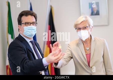 Hannover, Germania. 03 Settembre 2021. Sabine Johannsen, Segretario di Stato del Ministero della Scienza e della Cultura della bassa Sassonia consegna una moneta d'oro antica rubata dall'Ufficio di Stato della bassa Sassonia per la conservazione dei monumenti al Console Generale Giorgio Taborri per il Museo Archeologico Nazionale di Parma. Nel 2009, i ladri saccheggiarono 600 monete preziose dal Museo Archeologico Nazionale di Parma. Uno di essi è stato sequestrato nella bassa Sassonia. Credit: OLE Spata/dpa/Alamy Live News Foto Stock