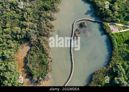 Riserva naturale di Ein Afek, palude di pesci gatto e ponte, vista aerea. Foto Stock