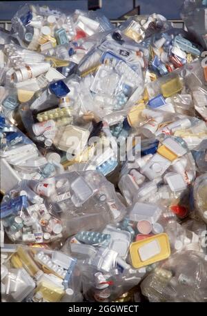 Austin Texas USA, circa 1994: Varietà di contenitori in plastica usati presso il centro di riciclaggio. ©Bob Daemmrich Foto Stock