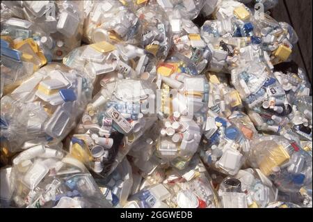 Austin Texas USA, circa 1994: Varietà di contenitori in plastica usati presso il centro di riciclaggio. ©Bob Daemmrich Foto Stock