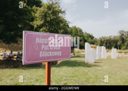 Segno della strada della felicità nel parco Foto Stock