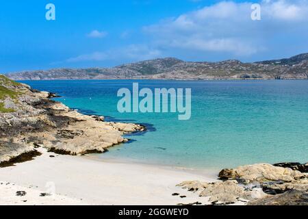 ACHMELVICH SUTHERLAND SCOZIA IN ESTATE UNA SPIAGGIA DI SABBIA BIANCA E UN MARE TURCHESE CHIARO Foto Stock