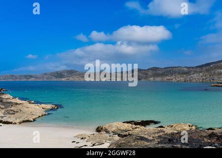 ACHMELVICH SUTHERLAND SCOZIA IN ESTATE SPIAGGIA DI SABBIA BIANCA E UN MARE TURCHESE CHIARO Foto Stock