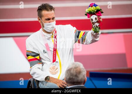 L'atleta Paralympian Roger Habsch , vincitore della medaglia di bronzo raffigurata sul podio della finale della manifestazione atletica T51 da 100m maschile del giorno dieci di Foto Stock
