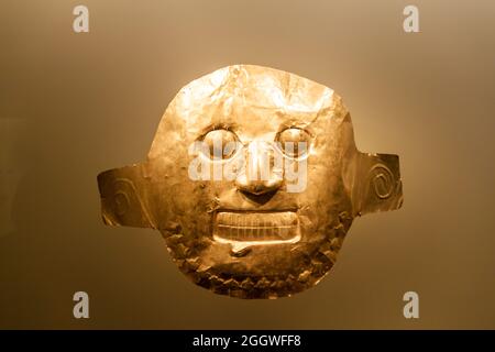 Maschera d'oro nel Museo dell'oro a Bogotà, Colombia Foto Stock