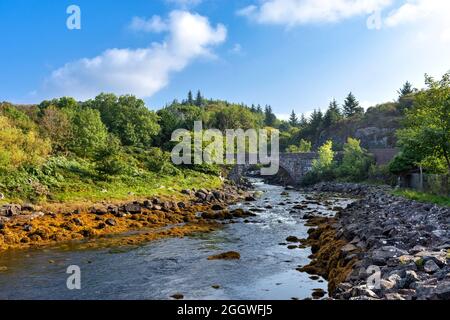 LOCHINVER SUTHERLAND SCOTLAND BRIDGE SUL FIUME INVER ALL'INIZIO DEL VILLAGGIO IN ESTATE Foto Stock