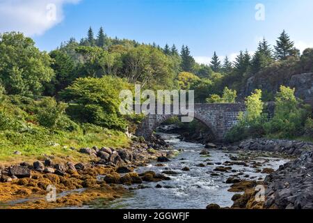 LOCHINVER SUTHERLAND SCOZIA LA STRADA PONTE SUL FIUME INVER ALL'INIZIO DEL VILLAGGIO IN ESTATE Foto Stock