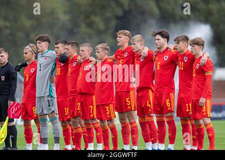 Newport, Galles, Regno Unito. 3 settembre 2021. La squadra del Galles durante gli inni nazionali in vista della partita internazionale amichevole tra il Galles sotto gli anni 18 e l'Inghilterra sotto gli anni 18 a Spytty Park, Newport. Credit: Mark Hawkins/Alamy Live News Foto Stock