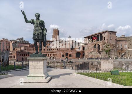 Statua in bronzo dell'imperatore romano Giulio Cesare statua nella zona del Foro, Via dei fori Imperiali, Roma, Lazio, Italia Foto Stock