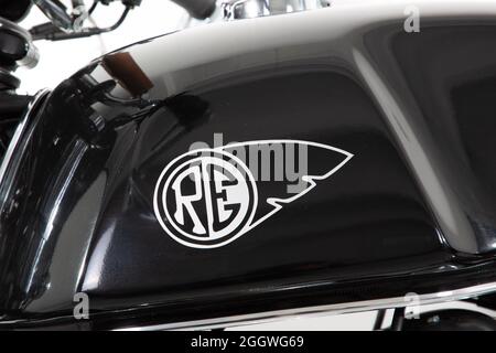 Bordeaux , Aquitaine Francia - 12 25 2020 : Royal Enfield gt Continental Interceptor 650 moto twin con logo sul serbatoio carburante nero del vin retrò Foto Stock